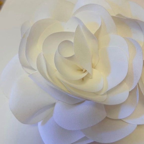 Gap & LoveShack Fancy Rosette brooch in white - Picture 2 of 4